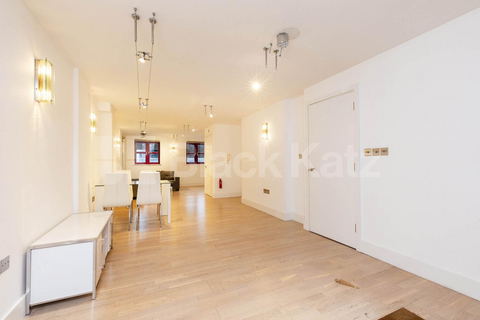 Split level modern and spacious 2 bed 2 bath in the shoreditch area  Quaker Street , Shoreditch 
